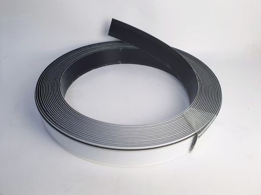 En el exterior, el cartel tiene una tapa adhesiva, impermeable, con una tapa adesiva, y una letra en forma de letra.