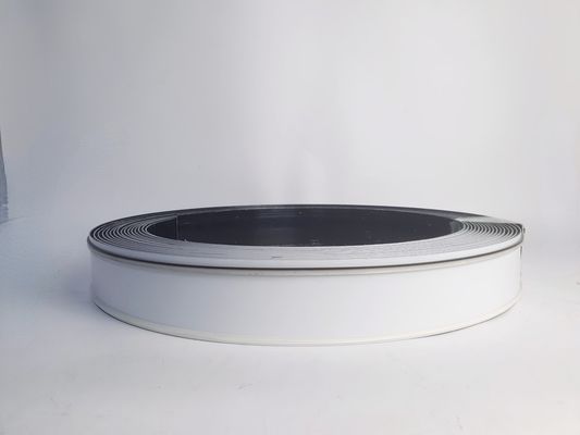 En el exterior, el cartel tiene una tapa adhesiva, impermeable, con una tapa adesiva, y una letra en forma de letra.